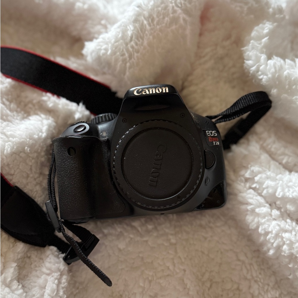 Canon rebel t2i body